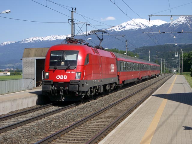 1116 150-2 mit D 866 bei der Durchfahrt durch den Bahnhof Kematen in Tirol (20. Mai)