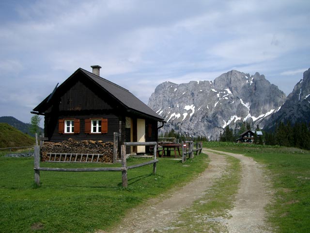 Bergrettungshütte auf der Treffneralm (11. Juni)