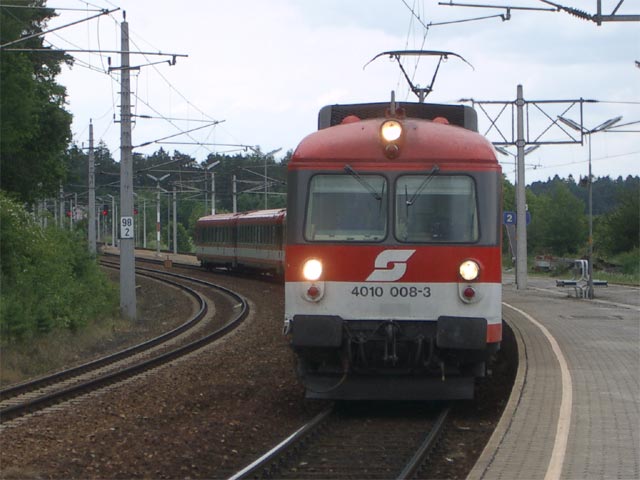 4010 008-3 als E 2121 bei der Einfahrt in den Bahnhof Hötzelsdorf-Geras (19. Juni)