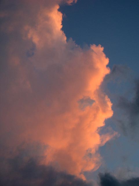 abendlichen Wolkenstimmung über Süßenbrunn (24. Juni)