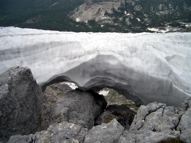 Schneebrücke neben Weg 219 (4. Juli)