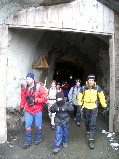 Helmut, ?, ?, ? und Stefan im 2. Tunnel des Gamsgrubenwegs (14. Juli)