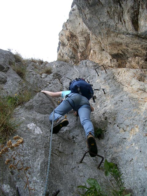 Unterer Turnerbergsteiger-Steig: Daniela beim Aufstieg zur Tristangrotte