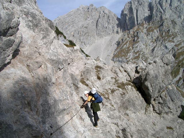 Jubiläumssteig: Daniela in der Querung zwischen Scharte und Felsentor (25. Okt)