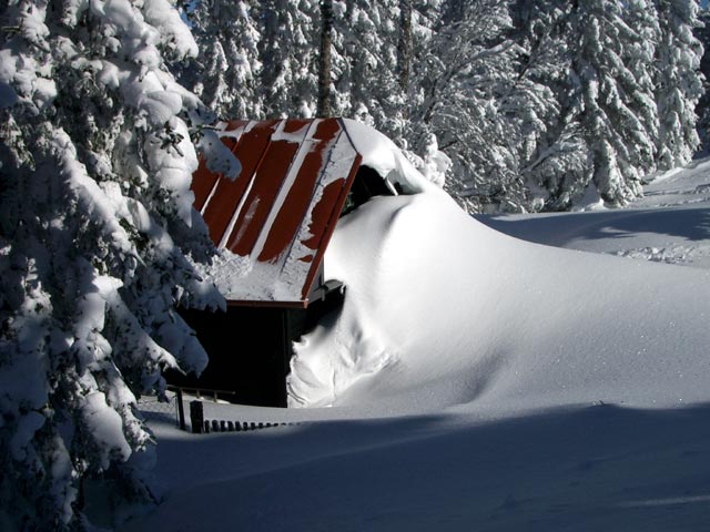 Hütte bei der Bergstation der Seilbahn
