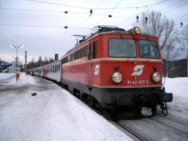 1142 677-2 mit R 1653 im Bahnhof Semmering