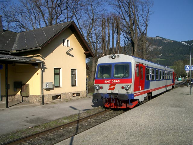 5047 099-6 als R 6407 im Bahnhof Grünbach am Schneeberg (23. April)