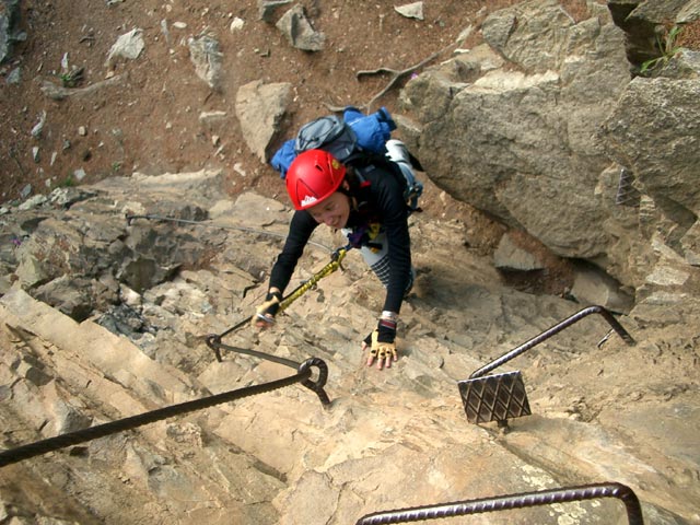 Jubiläums-Klettersteig: Carmen in der Einstiegs-Steilstufe