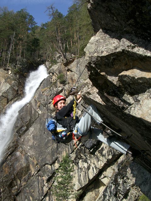 Jubiläums-Klettersteig: Carmen in der Schlüsselstelle