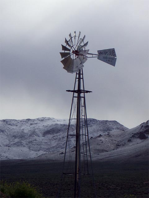 Windrad beim Rastplatz Saulsbury Wash (10. Mai 2005)