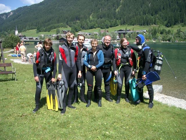 Sebastian, ich, Paulus, Helga, Wolfgang, Yasmin und Sigi in der Tauchschule Easy Dive (14. Juli)