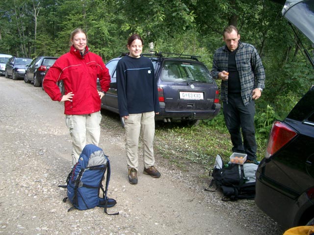 Yasmin, Daniela und Erich am Parkplatz Schönmoos