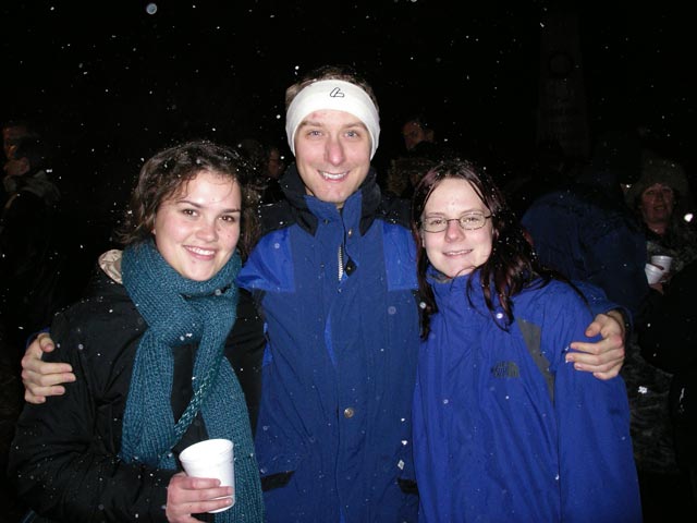 Monika, ich und Daniela bei der Pfarrkirche Süßenbrunn
