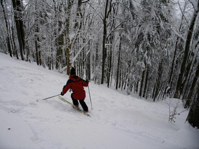 Sonja neben der Bergbahn Lilienfeld