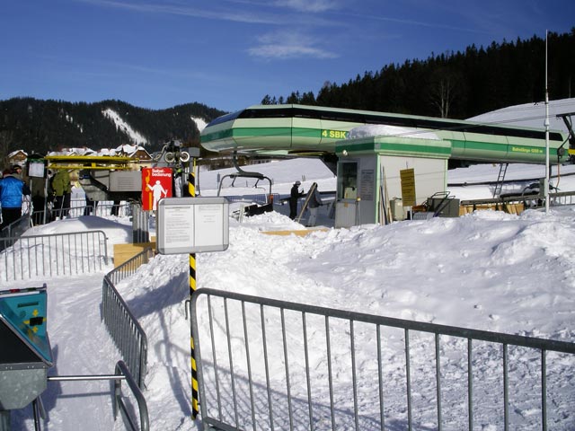 Talstationen des Vierer-Sessellifts Nord-West und des Übungslifts