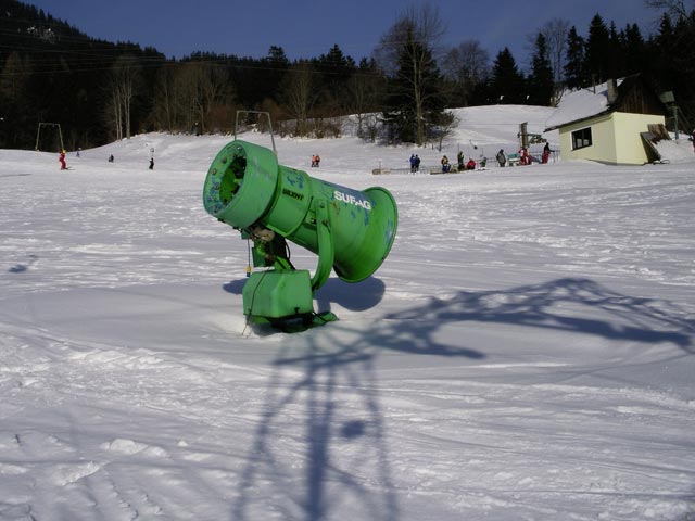 Schneekanone und Talstation des Sonnberglifts II
