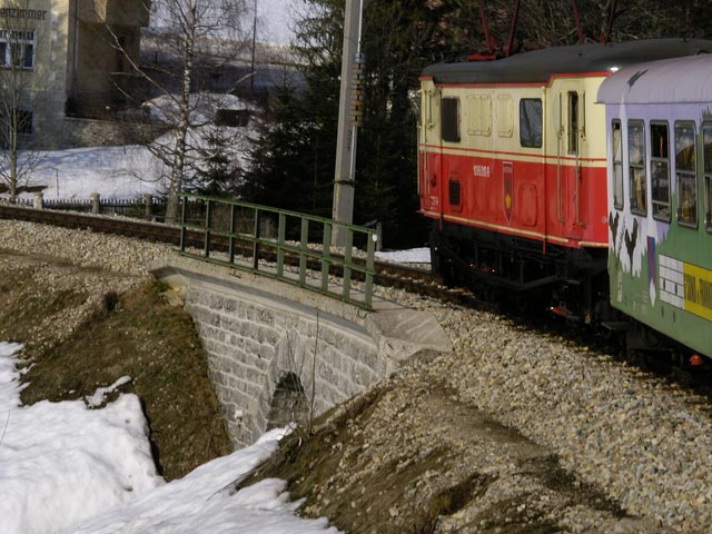 1099.010-9 'Hofstetten-Grünau' mit E 6842 zwischen Erlaufklause und Wienerbruck-Josefsberg