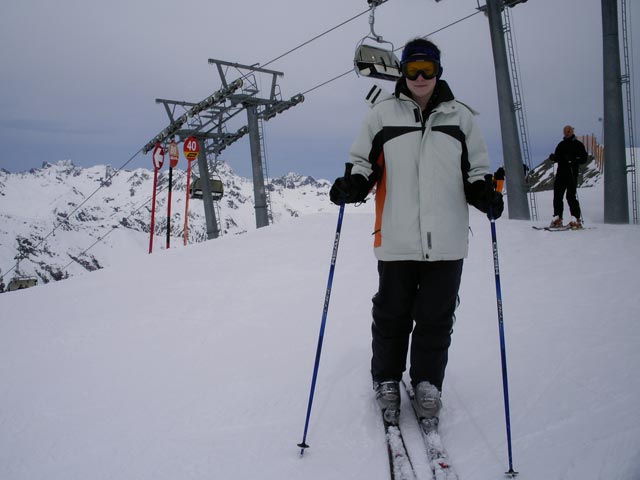 Daniela bei der Bergstation der Gampenbahn (15. Apr.)