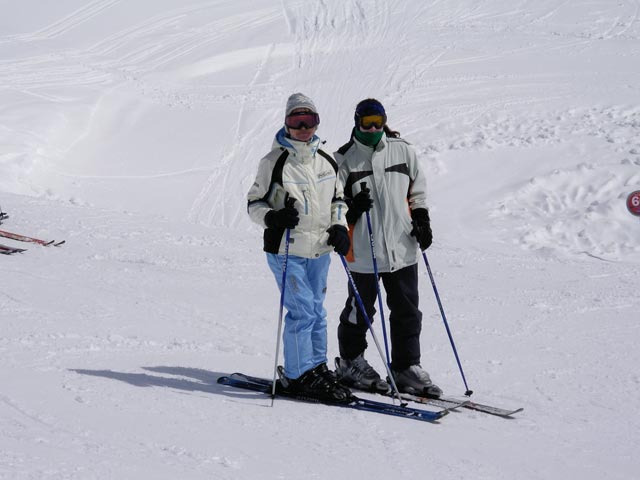 Mama und Daniela bei der Bergstation der Visnitzbahn (17. Apr.)
