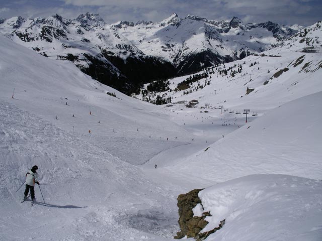 Daniela zwischen Piste 24 und Piste 23 (17. Apr.)