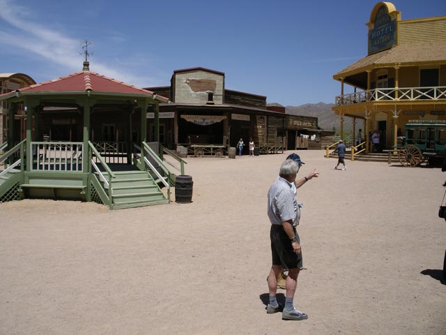 Herwig und Papa in den Old Tucson Studios (14. Mai)