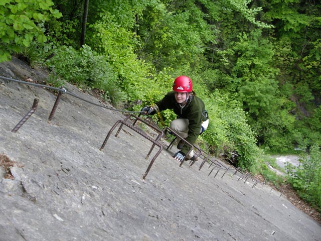 Raiffeisen Klettersteig: Daniela auf der rechten Seite