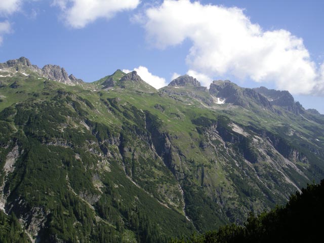 Kemptner Kopf und Schafalpenköpfe vom Schrofenpaß aus (1. Juli)
