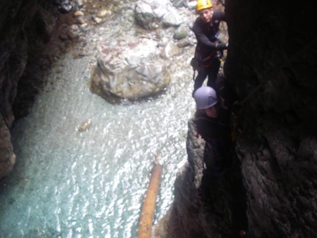 Klabautersteig: Alexander und Daniela beim ersten Wasserfall (12. Juli)
