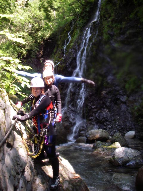 Klabautersteig: Daniela, Susanne und Michael bei der märchenhaften Moosdusche (12. Juli)