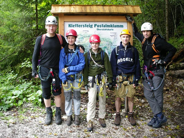 Klettersteig Postalmklamm: Erich, Carmen, Daniela, Herbert und Camillo bei der Übersichtskarte, 741 m