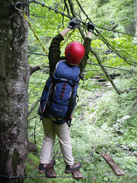 Klettersteig Postalmklamm: Daniela am Beginn der Seufzerbrücke