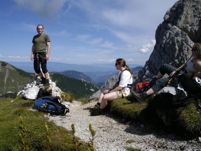 Hochstuhl-Klettersteig: Erich, Daniela und Irene nach dem Steigbuch (2. Sep.)