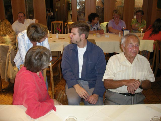 Mama, Oma, Markus und Opa im Gasthof Reisinger