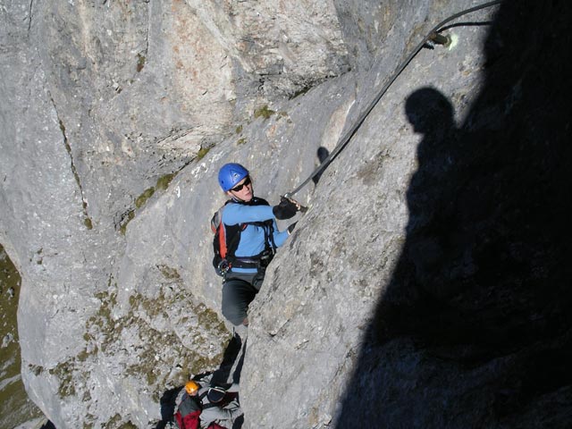 Kaiserschild-Klettersteig: Irene zwischen Schlüsselstelle und Ausstiegsverschneidung