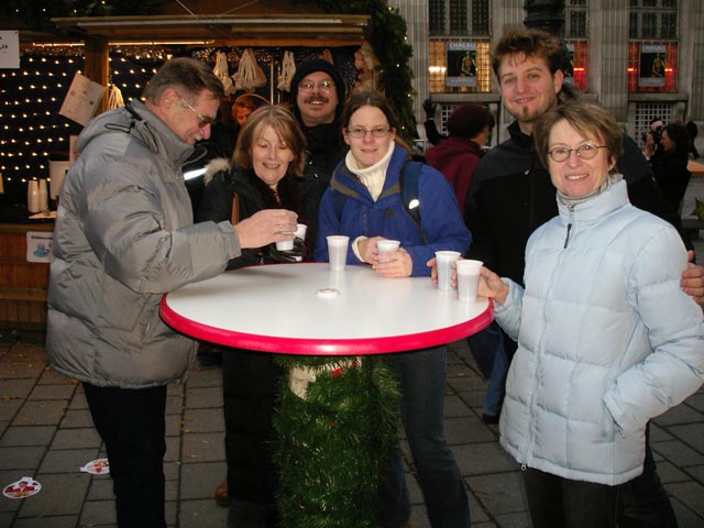Papa, Annemarie, Roberto, Daniela und Mama am Altwiener Christkindlmarkt