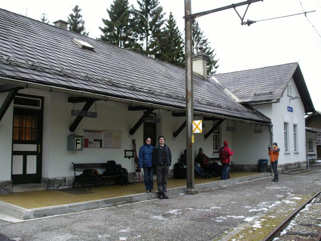 Daniela und Stefan im Bahnhof Mitterbach, 801 m (1. Jän.)