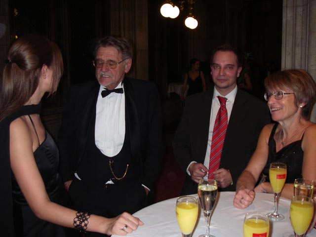 Simone, Papa, Andreas und Mama im Wiener Rathaus (18. M&auml;rz)