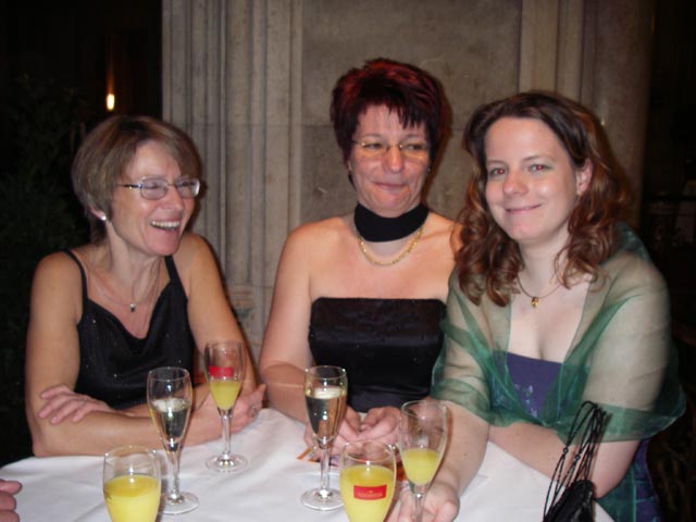 Mama, Andrea und Daniela im Wiener Rathaus (18. M&auml;rz)