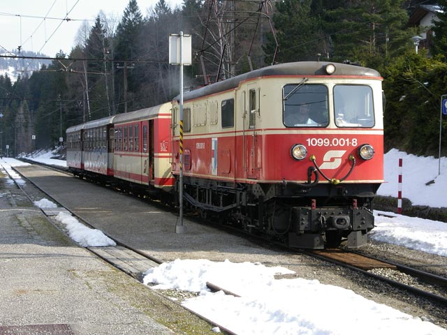 1099.001-8 mit R 6835 bei der Ausfahrt aus dem Bahnhof Mitterbach (28. M&auml;rz)