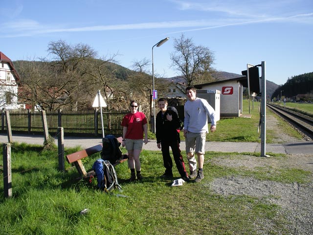 Daniela, Christoph und Alexander im Bahnhof Gleißenfeld
