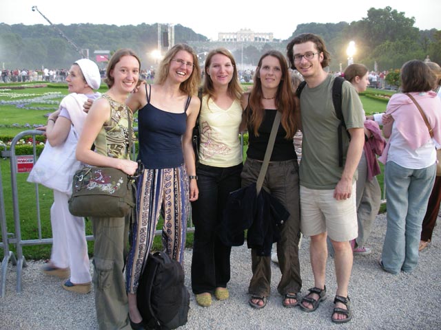 Carmen, Sonja, Doris, Marion und Reinhard im Schlosspark Sch&ouml;nbrunn