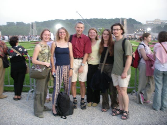 Carmen, Sonja, ich, Doris, Marion und Reinhard im Schlosspark Sch&ouml;nbrunn