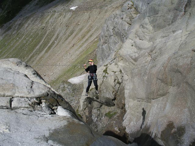 Gletscherstube-Klettersteig: Alfred auf der Seilbr&uuml;cke