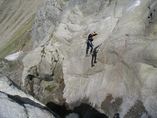 Gletscherstube-Klettersteig: Alfred auf der Seilbr&uuml;cke