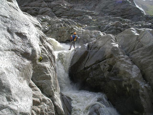 Gletscherstube-Klettersteig: Axel auf der Seilbr&uuml;cke