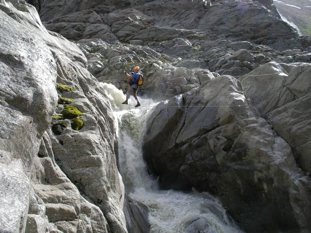 Gletscherstube-Klettersteig: Axel auf der Seilbr&uuml;cke