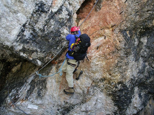 Johann-Klettersteig: Mathias im Einstiegs&uuml;berhang (7. Juni)