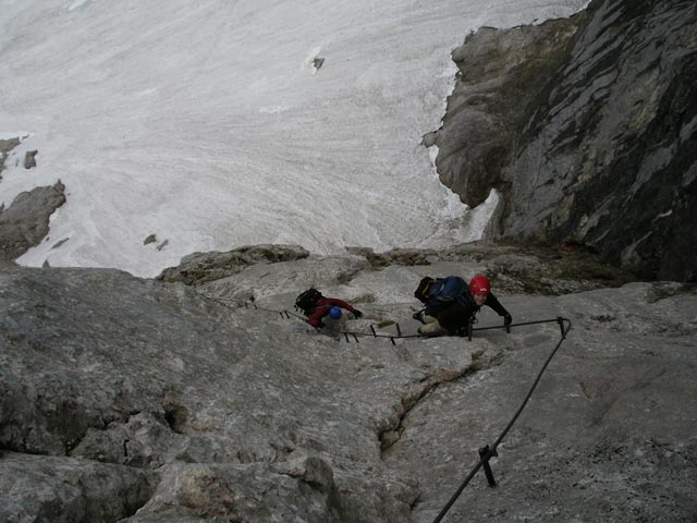 Johann-Klettersteig: Irene und Daniela auf der gro&szlig;en Plattenrampe (7. Juni)