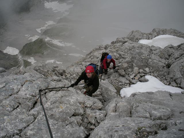 Johann-Klettersteig: Daniela und Irene zwischen G&ouml;tterthron und Ausstiegsquerung (7. Juni)