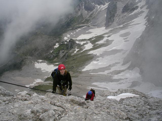 Johann-Klettersteig: Daniela und Irene zwischen G&ouml;tterthron und Ausstiegsquerung (7. Juni)